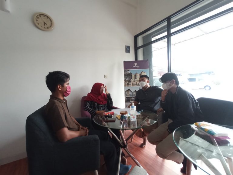 Tim Paradice Land berdiskusi dengan konsumen